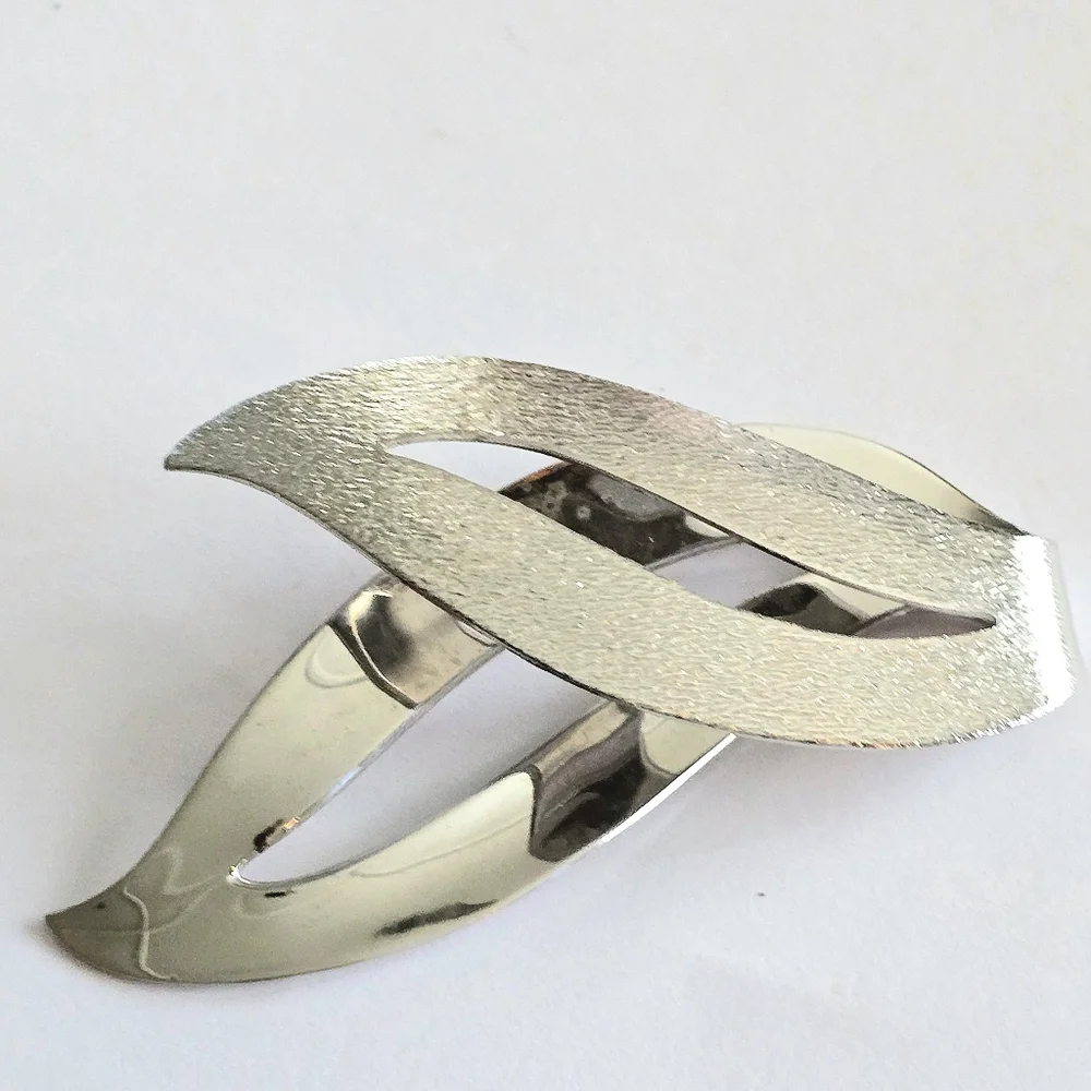 Vintage Sarah Coventry brooch silver pin crossover